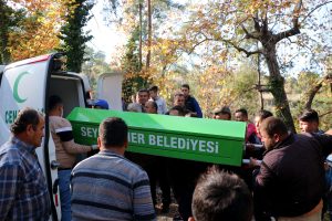 DEVRİLEN TRAKTÖRDEKİ BABA İLE OĞLU YAŞAMINI YİTİRDİ