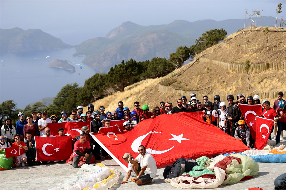 aa-20231025-32515417-32515411-fethiyede-100-ogrenci-turk-bayraklariyla-yamac-parasutu-ucusu-yapti.jpg