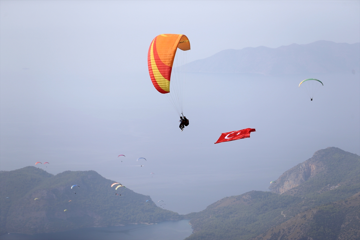 aa-20231025-32515417-32515416-fethiyede-100-ogrenci-turk-bayraklariyla-yamac-parasutu-ucusu-yapti.jpg