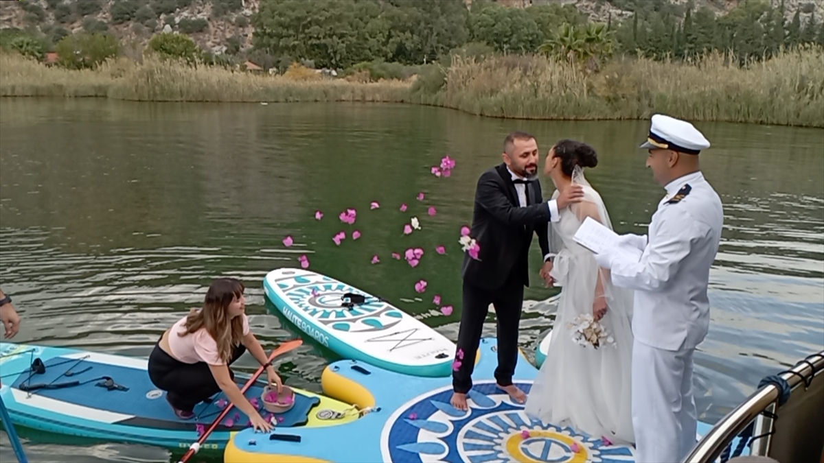 aa-20231111-32813345-32813344-muglada-deniz-tutkunu-cift-icin-su-ustunde-temsili-nikah-toreni.jpg
