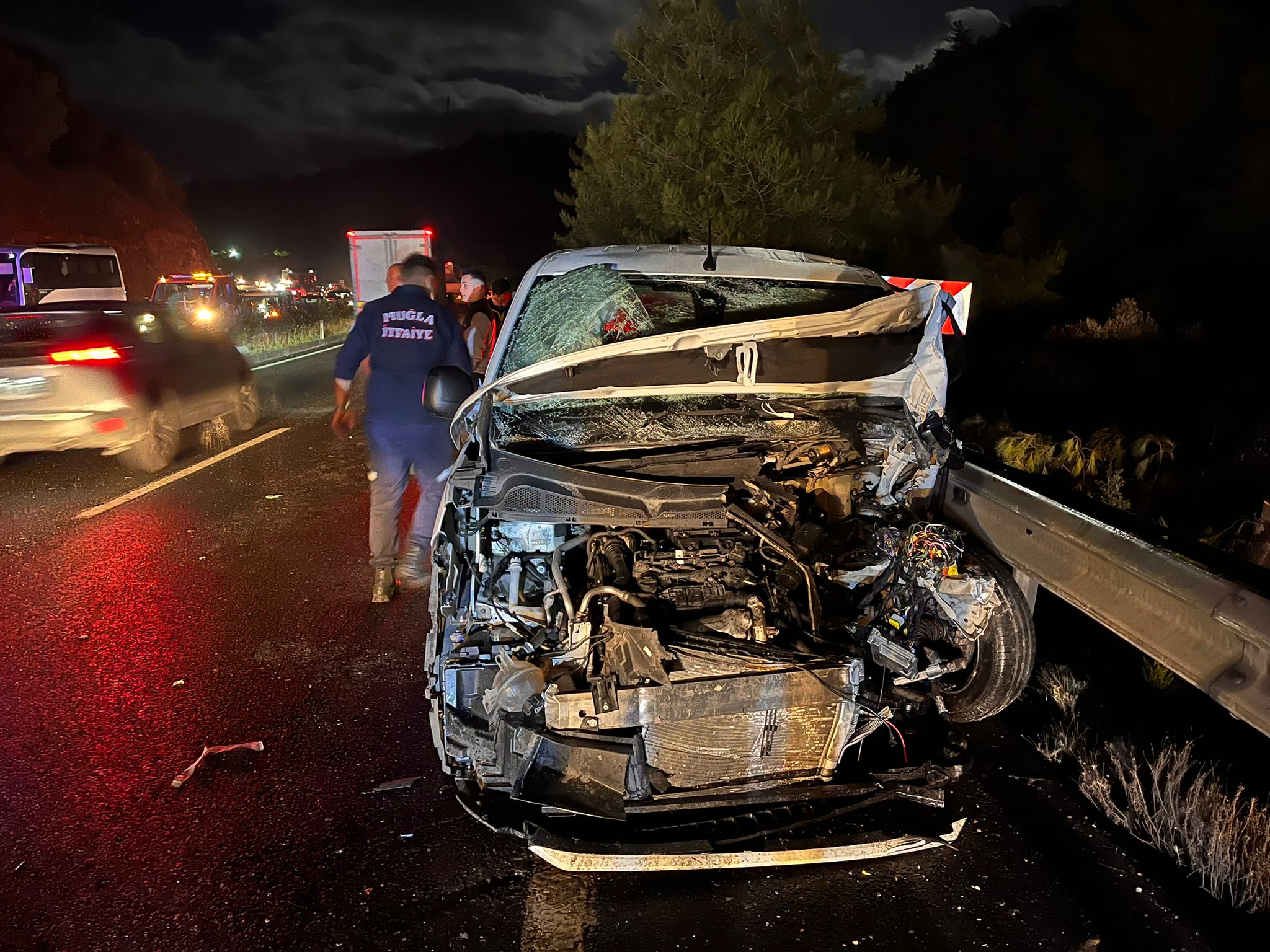 aa-20231126-33032487-33032486-muglada-otomobille-hafif-ticari-aracin-carpismasi-sonucu-1-kisi-hayatini-kaybetti.jpg