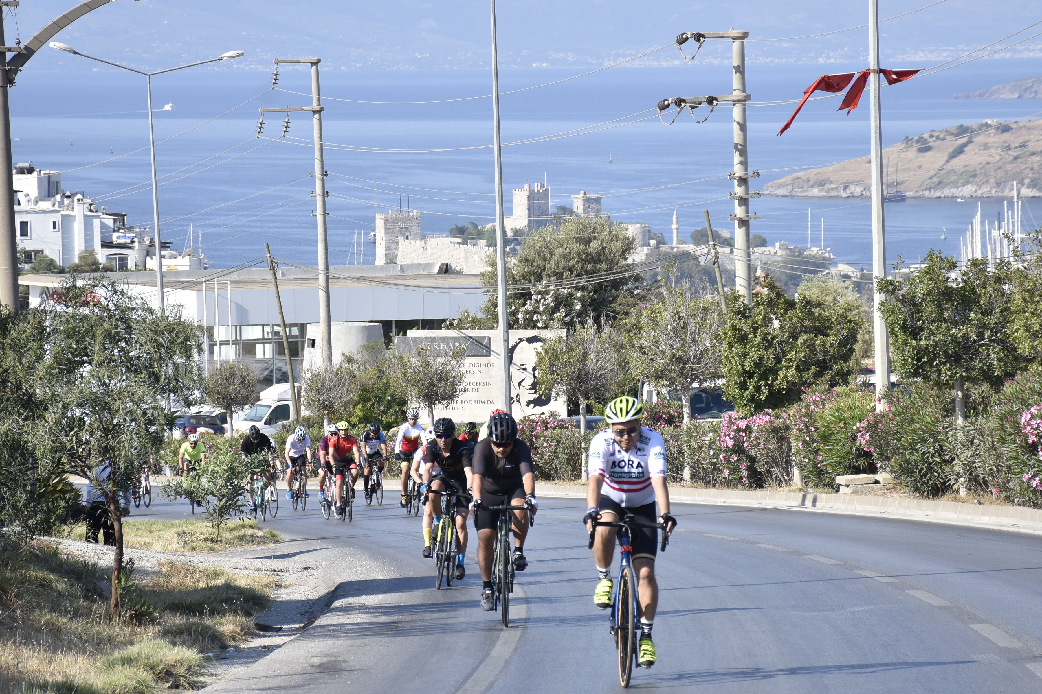 aa-20220515-27866767-27866766-2-uluslararasi-corelli-bodrum-halikarnas-granfondo-bisiklet-yarislari-basladi.jpg