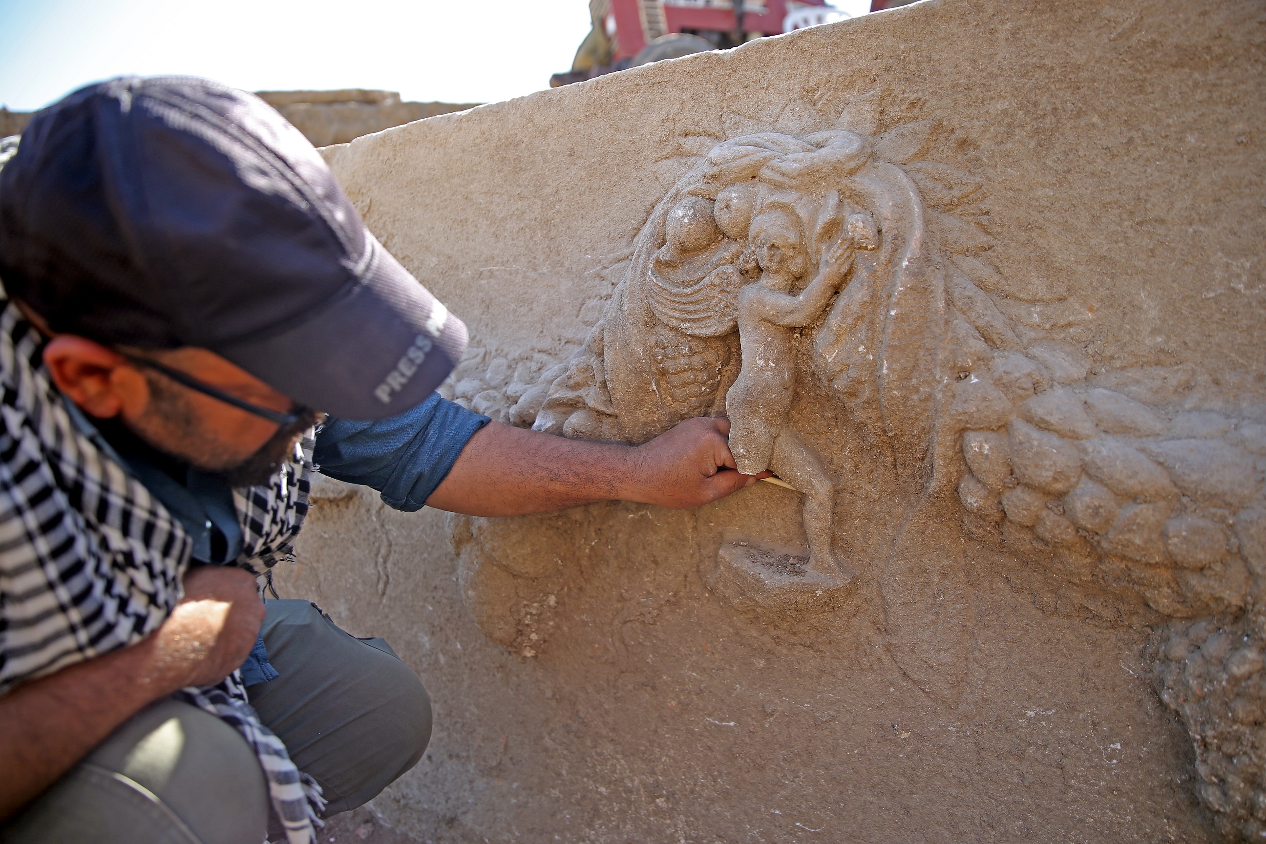 Aa 20250427 37764978 37764964 Gladyatorler Kenti Stratonikeiada 2 Bin Yil Oncesine Ait Girlandli Lahit Bulundu (1)