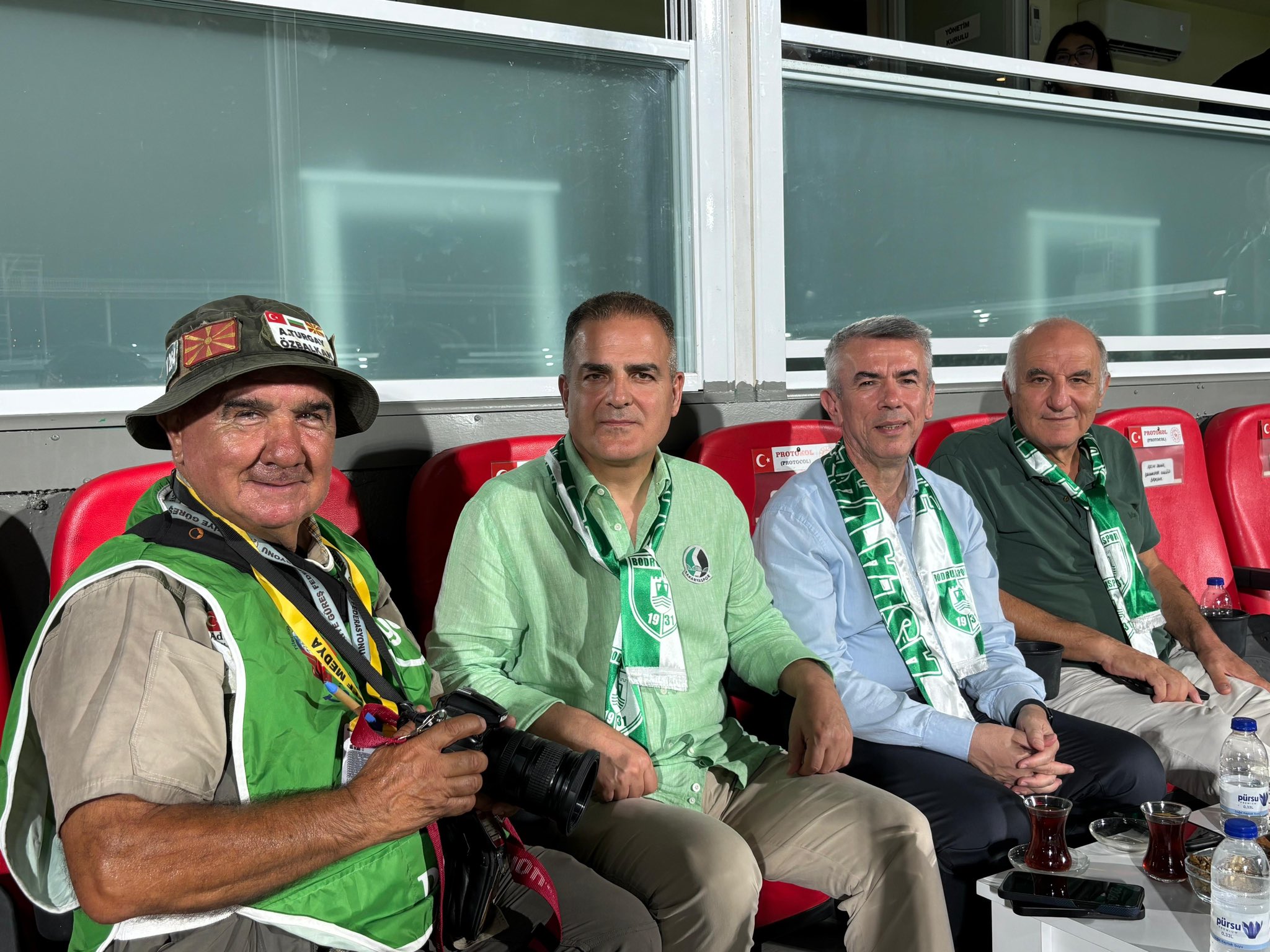 Gz E F N5B W4 A A0M Yl