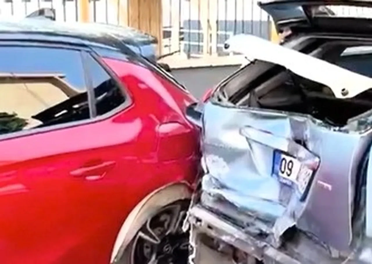 Topuklu Ayakkabi Kazasi 6 Araca Birden Hasar Verdi 3244673 202508280552 1